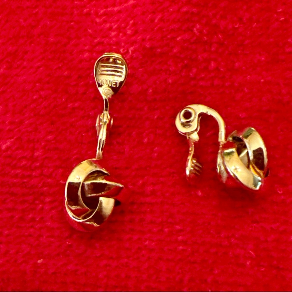 Vintage Monet Gold Tone Interlocking Knot Clip On Earrings Signed .75" Classy